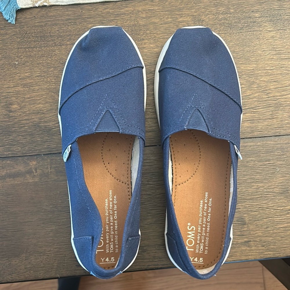 Toms Girls shoes 4.5